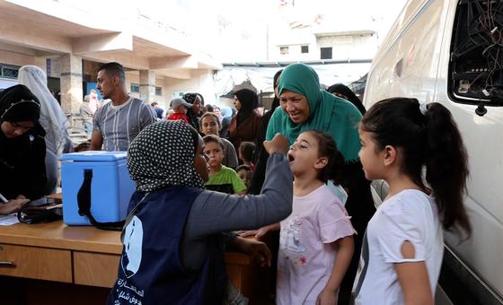 Between fear and hope, Gazans parents line up in their thousands to protect their children from polio